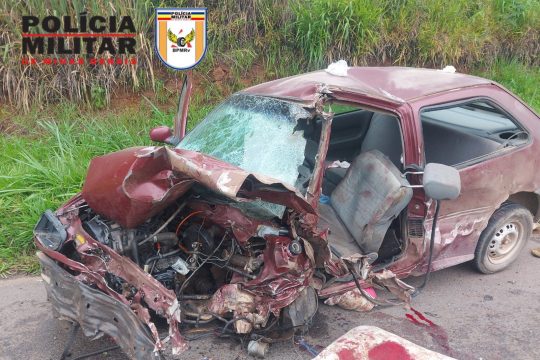 Sucesso FM Acidente Entre Carro E Carreta Deixa Duas Pessoas Feridas