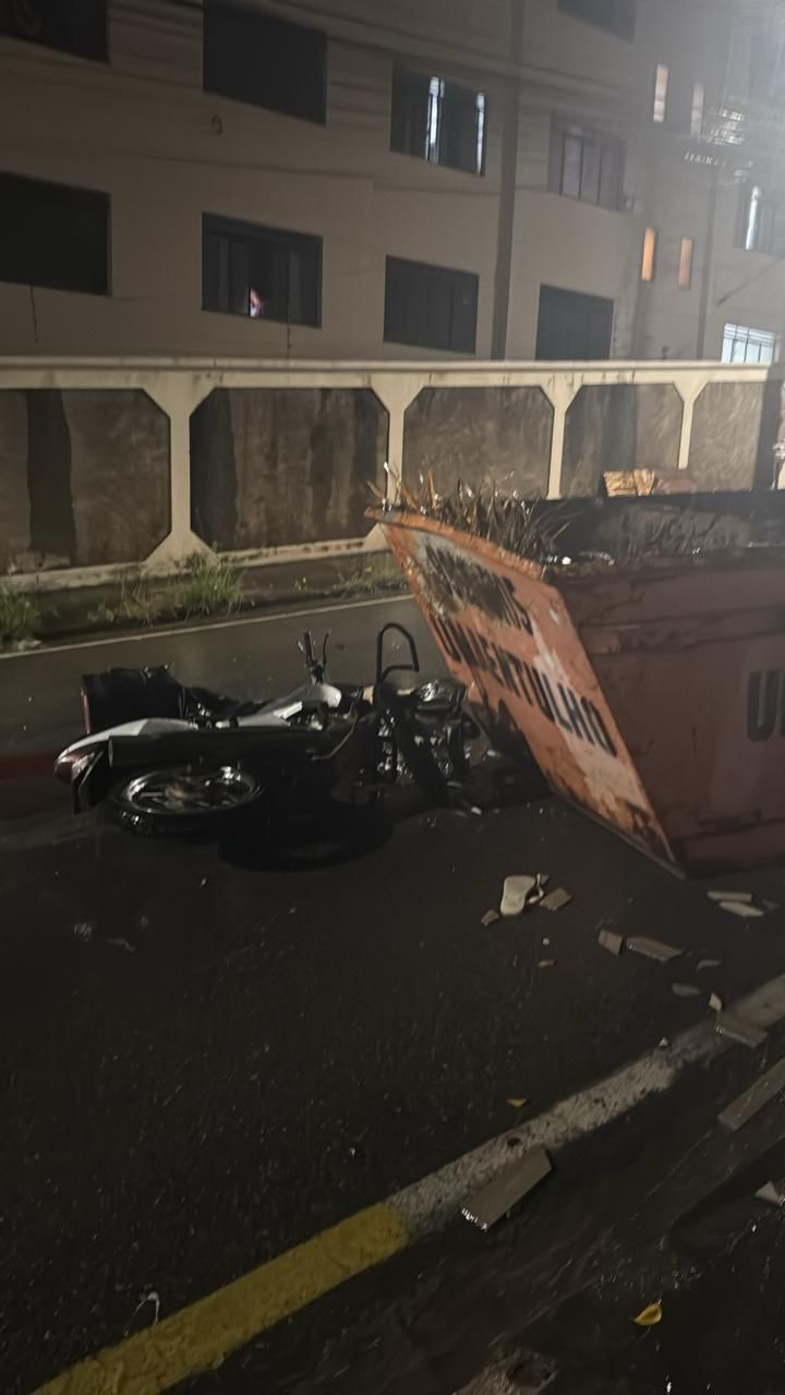 Motociclista fica gravemente ferido após colidir com caçamba em Itaúna